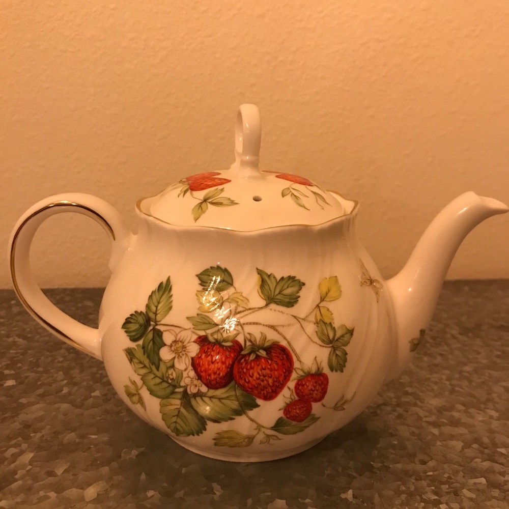 Queens fine bone china Virginia Strawberry teapot